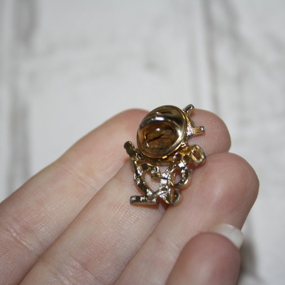 Vintage gold "I LOVE THE CLASS OF 92" Lapel pin - Picture 2 of 4